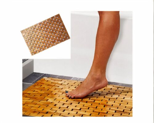 Tapis de bain bambou vu en utilisation et sur un fond blanc.