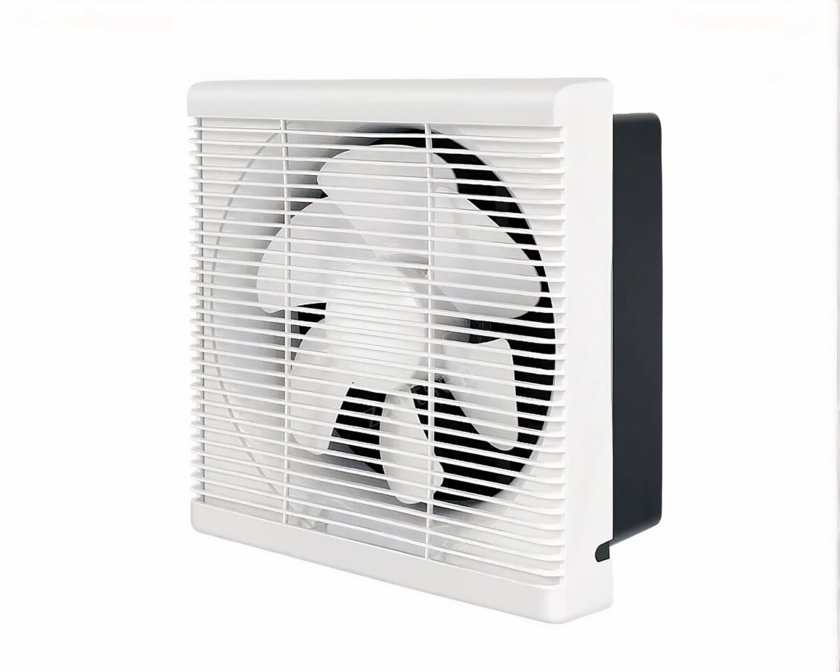 Photo d'un ventilateur carré blanc devant et noir au dos à six pales blanches le tout sur fond blanc