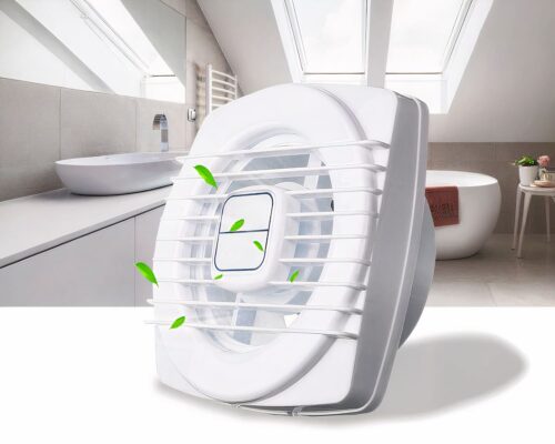 Photo d'un ventilateur extracteur blanc dans une salle de bain blanche avec grandes fenêtres au fond