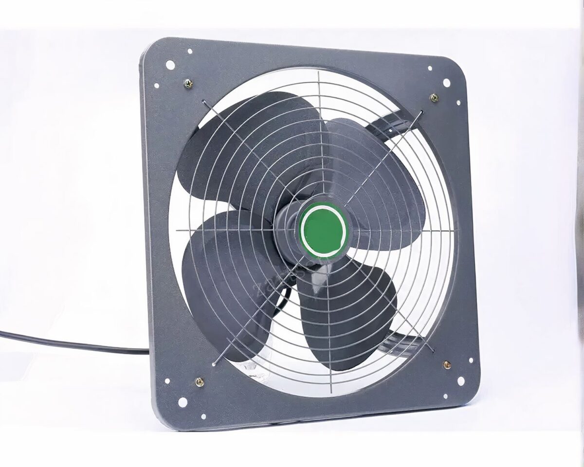 Photo d'un ventilateur électrique gris à quatre pales sur un fond blanc