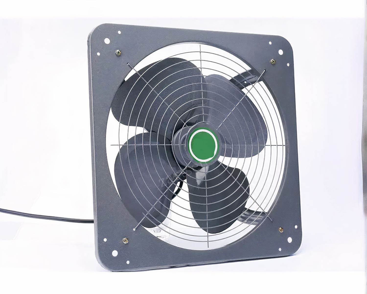 Photo d'un ventilateur électrique gris à quatre pales sur un fond blanc