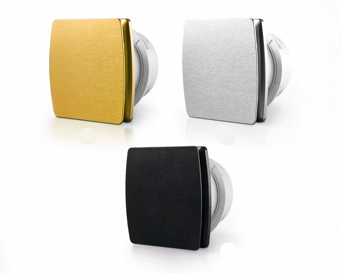 Photo de trois ventilateurs carrés de couleur différente un doré, un argenté et un noir sur un fond blanc