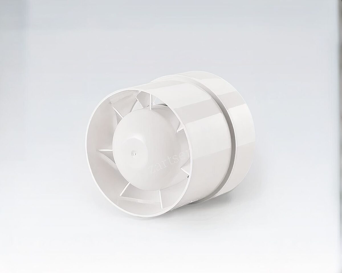 Photo d'un ventilateur cylindrique blanc à sept pales vu de 3/4 face, sur un fond gris clair et blanc
