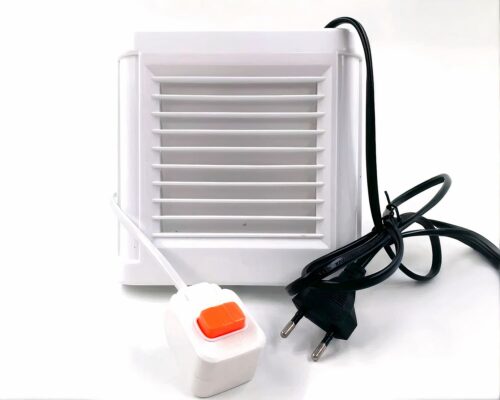 Photo d'un ventilateur silencieux pour salle de bain blanc avec cordon d'alimentation noir et commutateur orange