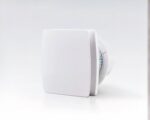 Photo d'un ventilateur blanc carré polyvalent côté face et 3/4 sur un fond blanc
