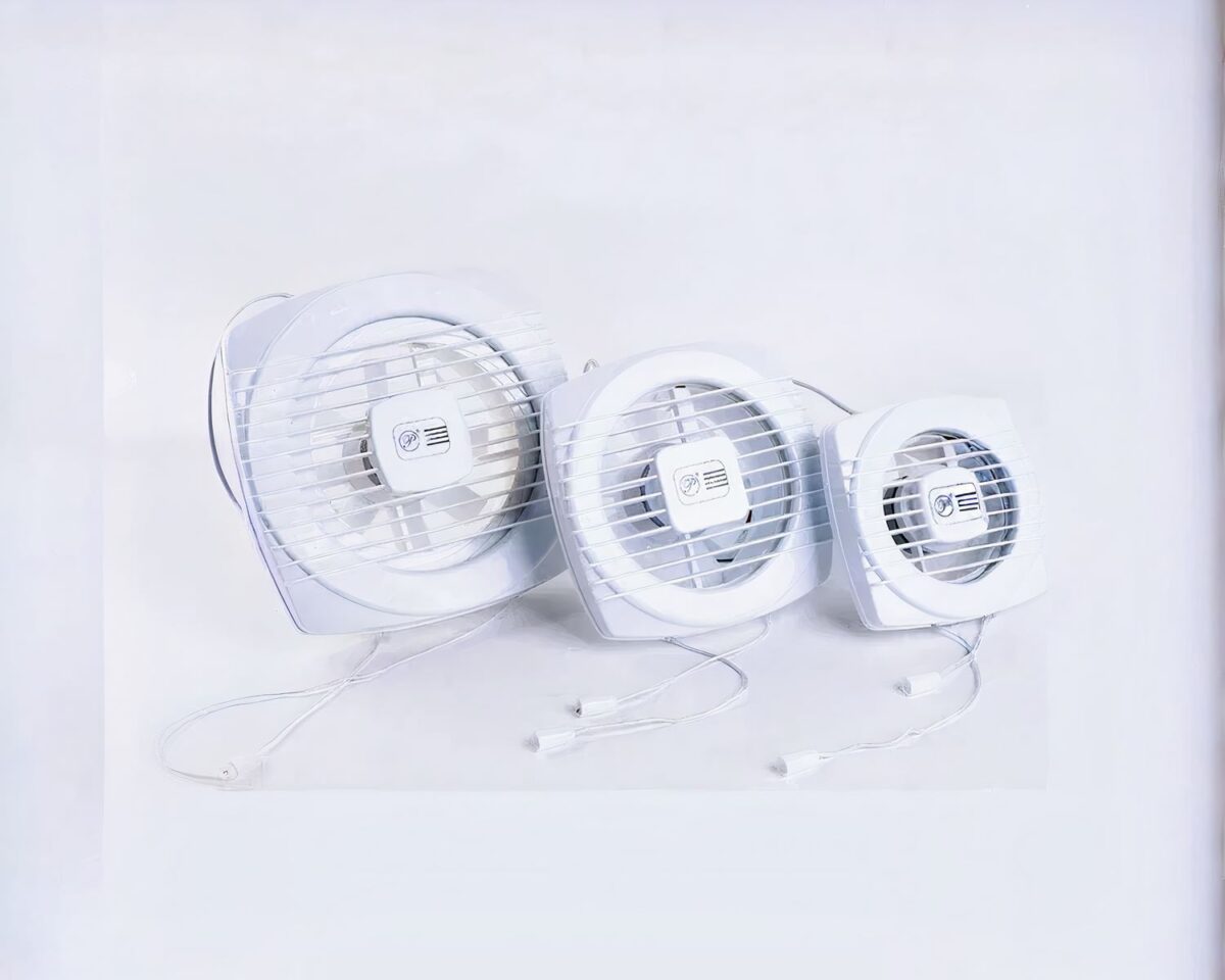 Photo de trois ventilateurs carrés de taille différente blancs avec cordelettes de contrôle sur fond blanc