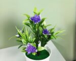 Petite plante artificielle à fleurs