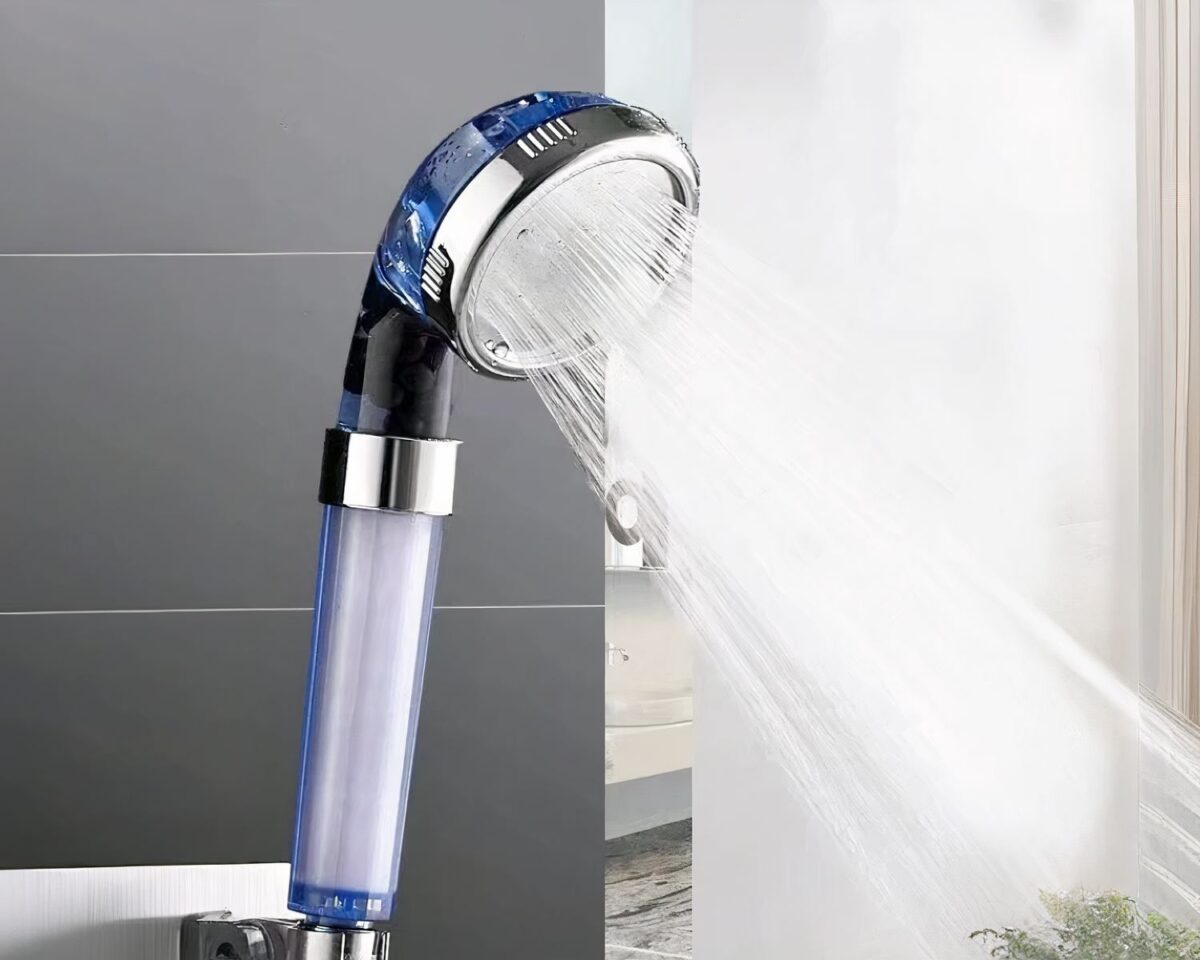 Pommeau de douche filtant blanc ou bleu