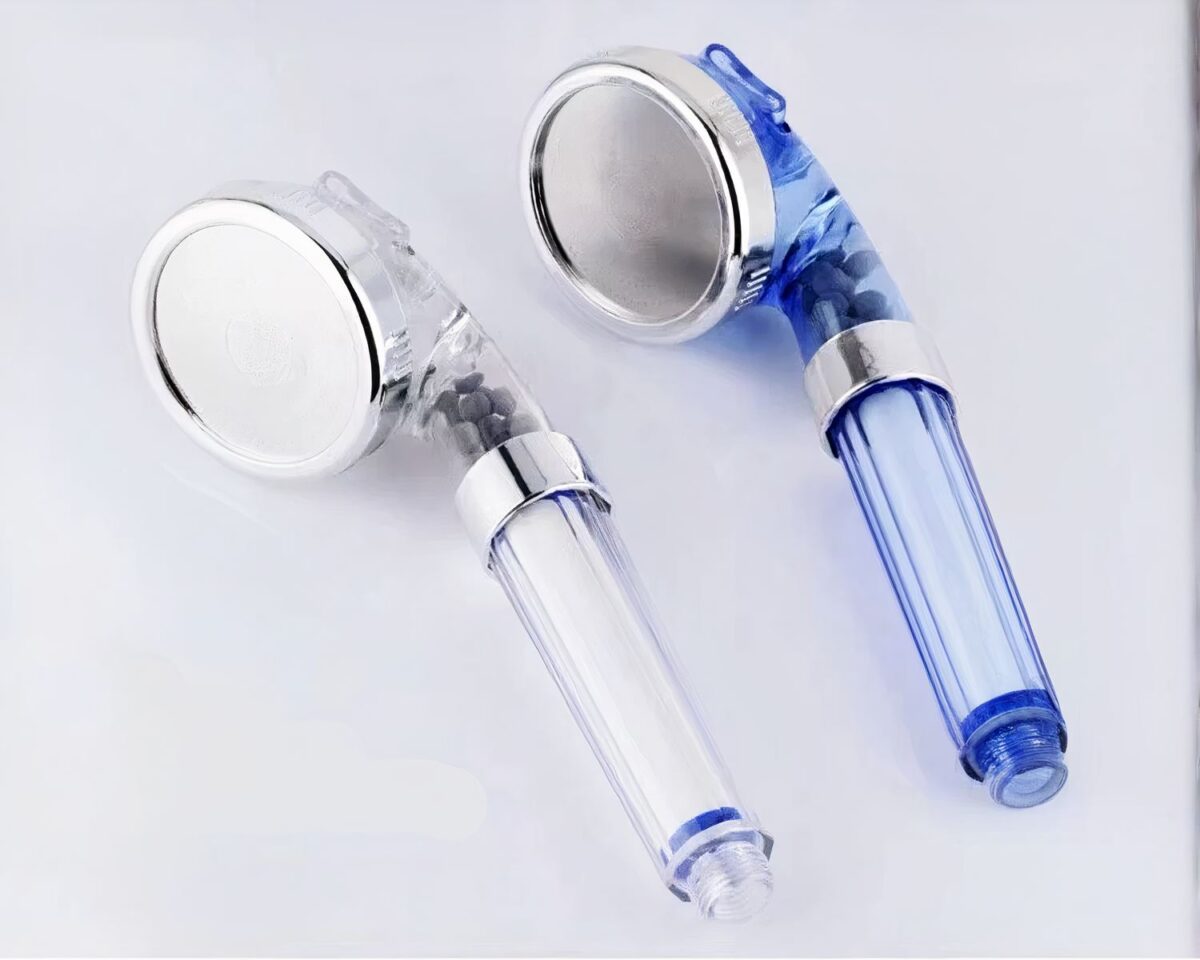 Pommeau de douche filtant blanc ou bleu