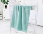 Serviette de bain colorée super absorbante en microfibre