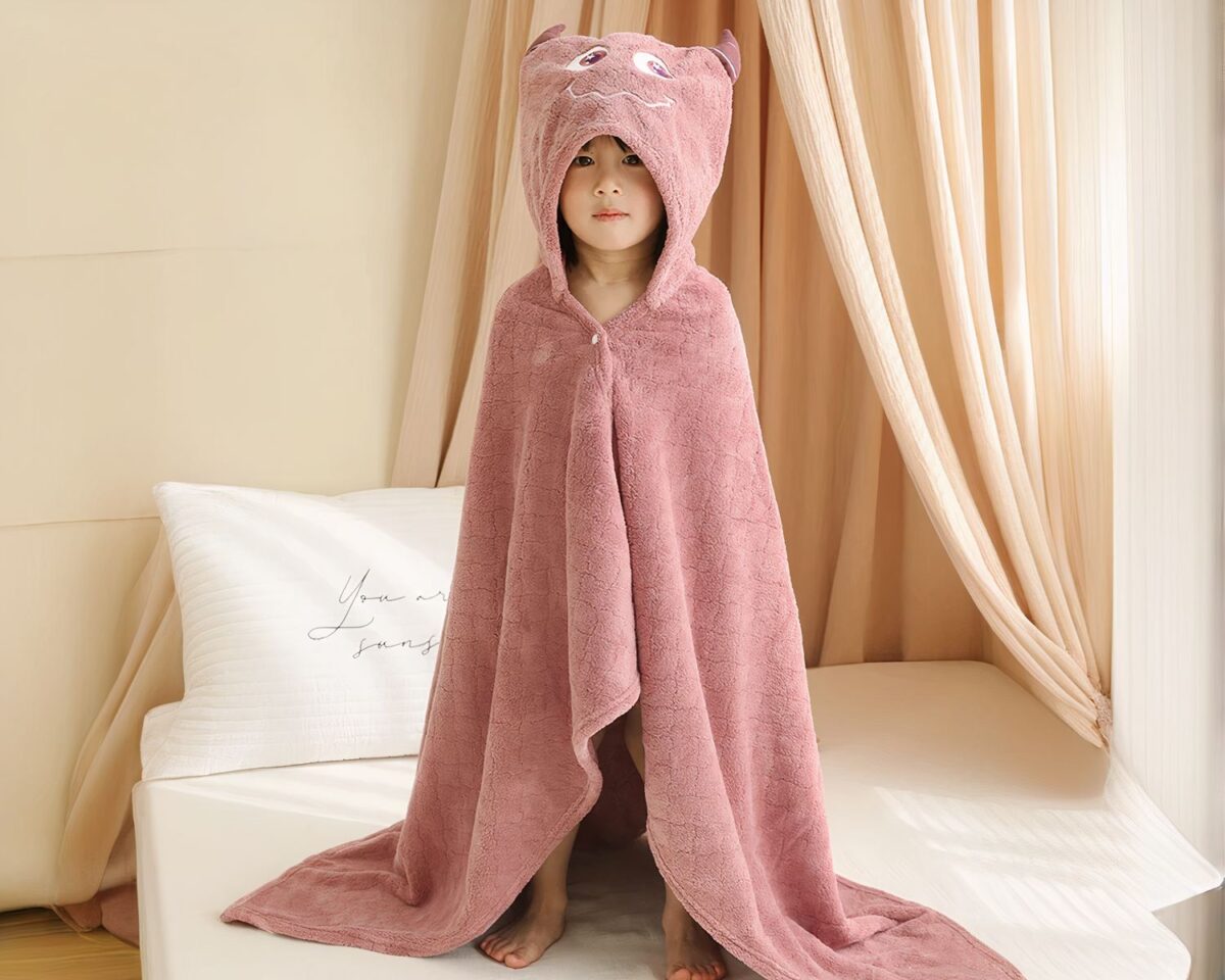 Serviette de bain façon poncho à capuche pour enfant