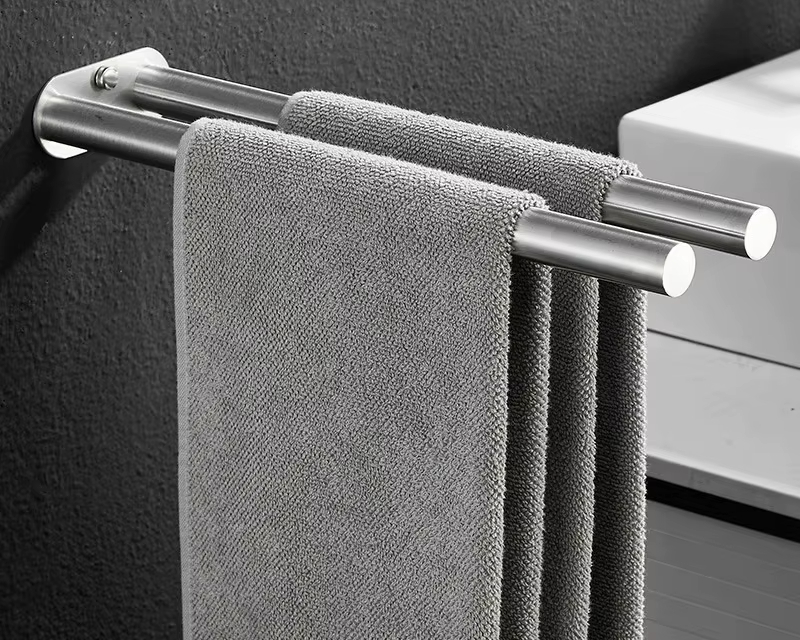 Porte-serviette mural argenté.