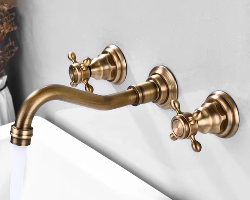 Élégant robinet mural style vintage