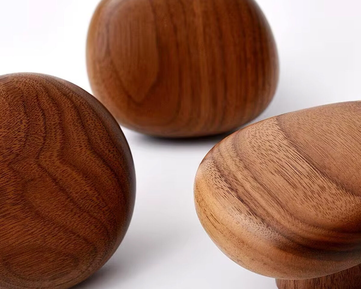 Patère en bois en forme de galet clair ou foncé