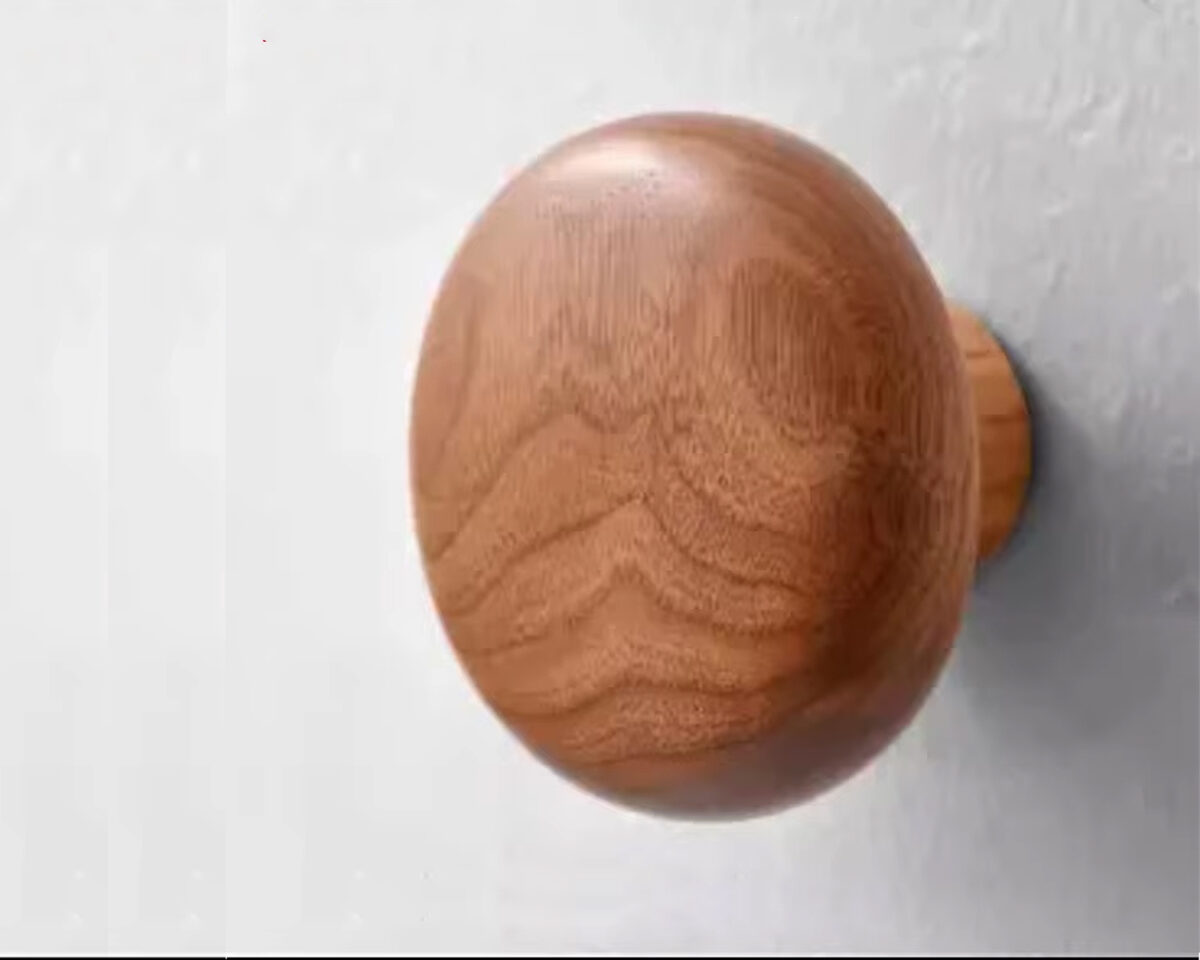 Patère en bois en forme de galet clair ou foncé