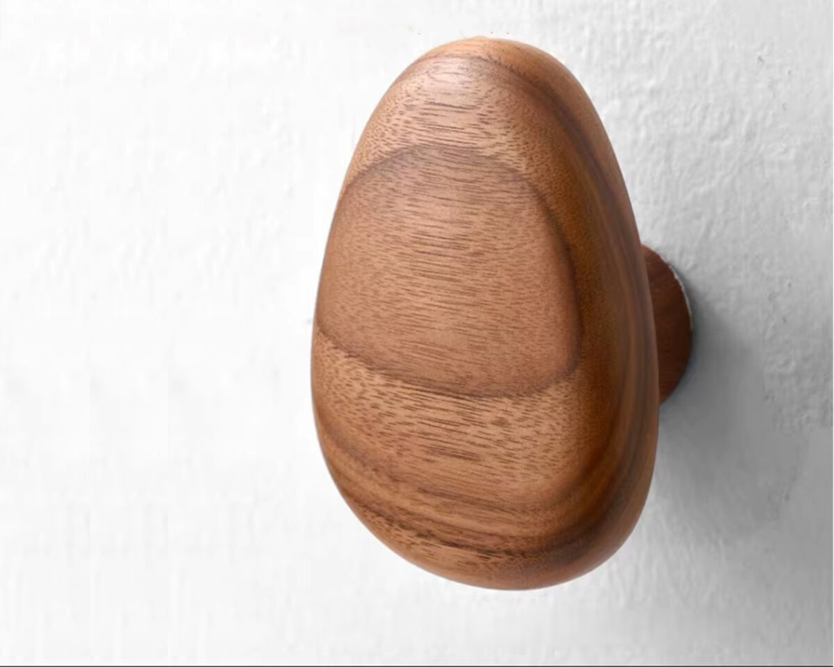 Patère en bois en forme de galet clair ou foncé