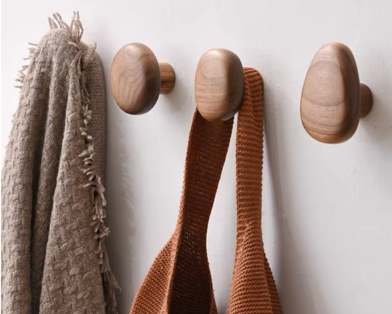 Patère en bois en forme de galet clair ou foncé